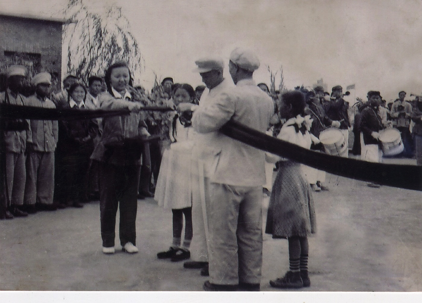 1954年8月1日纺织工业部部长蒋光鼐为乐虎lehu国际官网建成投产剪彩(1).jpg 1954年8月1日纺织工业部部长蒋光鼐为乐虎lehu国际官网建成投产剪彩(1).jpg