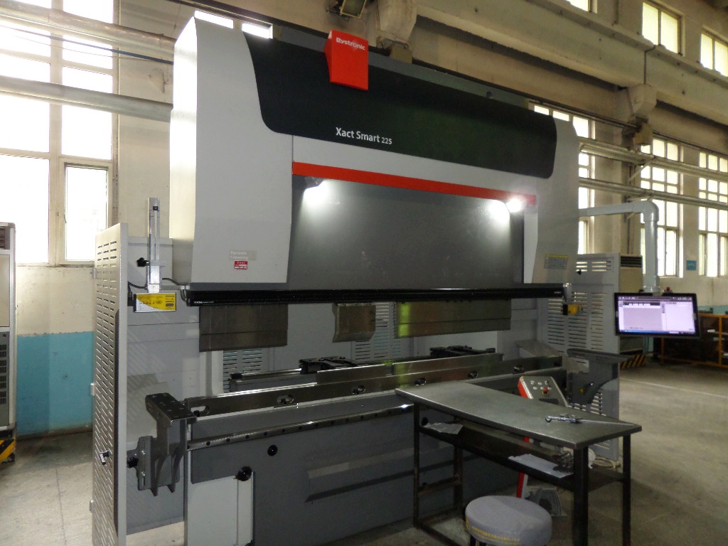 9、新型数控折弯机.jpg 9、新型数控折弯机.jpg