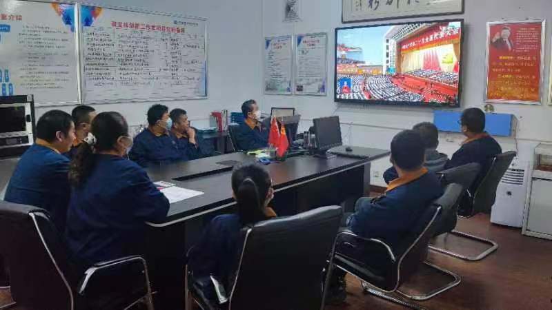 全国五一劳动奖章获得者、全国纺织大工匠、山西省劳模创新工作室带头人裴宝林带领徒弟们观看二十大。.jpg 全国五一劳动奖章获得者、全国纺织大工匠、山西省劳模创新工作室带头人裴宝林带领徒弟们观看二十大。.jpg